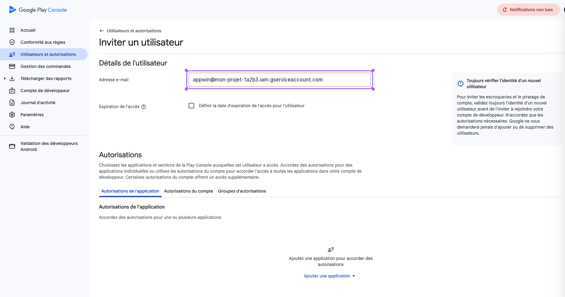 Invitation du compte de service dans Play Console.